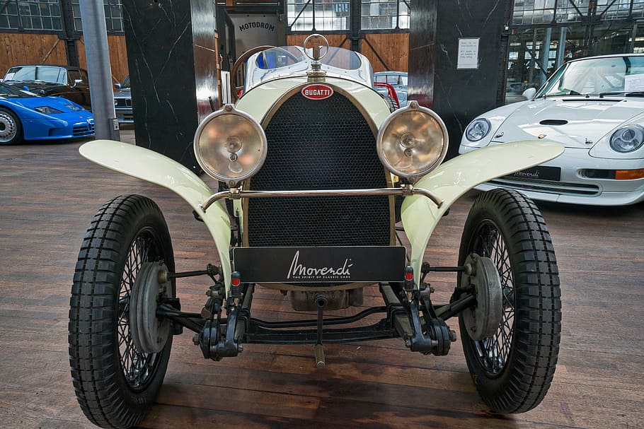 vintage, cotxe, blanc, bugatti, oldtimer, automoció, automàtic, clàssic, vehicle, cotxe esportiu, raresa, nostàlgic, edat del cotxe, pkw, atreviu-vos, restaurada, flitzer, transport, pneumàtic, dia, a l'interior, cap gent, manera de transport, vehicle terrestre, automòbil, estacionari, ciutat, text, aparcament, comunicació, arquitectura, cotxe d'època, carretera, viatjar, carrer, signe, roda, 8K