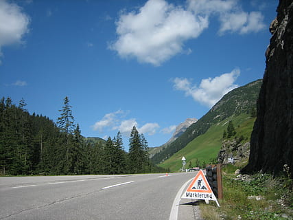 vej, skjold, alpine, bjerg, natur, landskab, udendørs, transportmidler, træ, skilt, sky - himmel, himmel, retning, plante, vejen frem, symbol, scenics - natur, vejmærkning, mærkning, ingen mennesker, dag, ikke-urbane scene, transportform, faldende perspektiv, 2K, CC0, offentligt domæne, royaltyfrie