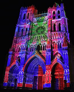 du son, lumière, projection, architecture, structure construite, nuit, extérieur du bâtiment, faible angle de vue, illuminé, bâtiment, le passé, l'histoire, personne, cambre, lieu de culte, ville, Destinations de voyage, la nature, religion, multi couleur, en plein air, orné, style gothique, architecture et art, 4K, CC0, domaine public, libre de droits