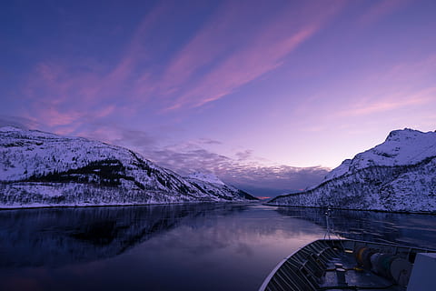 Landschaftsfoto, Schnee, Abdeckung, Berg, Aussicht, Boot, Mitte, Karosserie, Wasser, umgeben, schneebedeckt, Berge, Wolken, Wolke, Rosa, Reflexion, Himmel, See, Szenen - Natur, Schönheit in der Natur, Ruhe, Natur, ruhige Szene, wolke - himmel, kalte Temperatur, Gebirge, Umgebung, Winter, keine Leute, Landschaft, schneebedeckter Berg, Gipfel, 5K, CC0, gemeinfrei, lizenzfrei