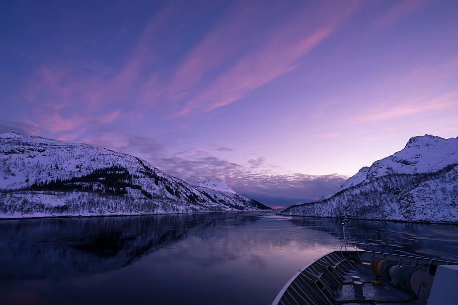 Landschaftsfoto, Schnee, Abdeckung, Berg, Aussicht, Boot, Mitte, Karosserie, Wasser, umgeben, schneebedeckt, Berge, Wolken, Wolke, Rosa, Reflexion, Himmel, See, Szenen - Natur, Schönheit in der Natur, Ruhe, Natur, ruhige Szene, wolke - himmel, kalte Temperatur, Gebirge, Umgebung, Winter, keine Leute, Landschaft, schneebedeckter Berg, Gipfel, 5K