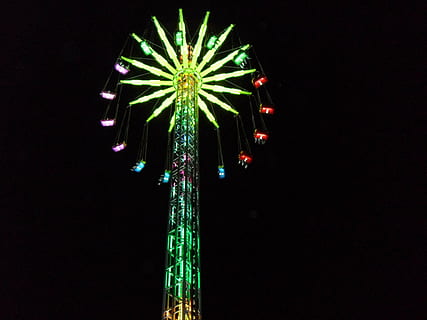 funfair, vasarā, naktī, izgaismots, kustību, mākslas kultūra un izklaide, svinības, zems leņķa skats, atrakciju parks, atrakciju parku brauciens, apgaismes ierīces, nav cilvēku, raksturs, debesis, zaļā krāsa, notikumu, daudzkrāsains, kopēt vietu, ārā, neskaidra kustība, Ziemassvētki, melns fons, nakts dzīve, uztraukums, 2K, CC0, publiskais domēns, bez atlīdzības