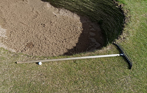 golfas, bunkeris, smėlis, rake, golfo kamuoliukas, kamuolys, Sportas, Žinoma, klubas, laisvalaikis, žaidimas, žaisti, gaudyklė, laisvalaikio, poilsis, lauke, farvateris, hobis, žolė, augalų, dieną, pobūdį, nėra žmonių, aukšto kampo vaizdas, žemės, žalia spalva, įranga, Iš arti, saulės šviesa, šešėlis, šieno, ruda, golfo laukas, 5K, CC0, Viešasis domenas, nemokamai