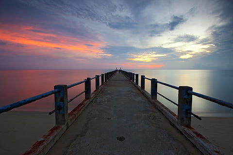 anløbsbro, hav, daggry, landskab, strand, skyer, dok, natur, ocean, udendørs, refleksioner, naturskøn, marinemaleri, kysten, himmel, sol, solnedgang, vand, sky - himmel, horisont, ro, scenics - natur, skønhed i naturen, horisont over vand, jord, rolig scene, rækværk, arkitektur, mole, dramatisk himmel, retning, ingen mennesker, faldende perspektiv, 1080P, CC0, offentligt domæne, royaltyfrie