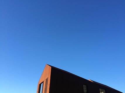 braun, Mauerhaus, Blau, Himmel, blauer Himmel, die Architektur, Gebäudehülle, gebaute Struktur, Architektur und Gebäude, keine Leute, Fenster, klarer Himmel, draußen, sonnig, kopieren sie platz, Flachwinkelansicht, Gebäude, Natur, hoher Abschnitt, Tag, Sonnenlicht, Stadt, Haus, Wohngegend, 2K, CC0, gemeinfrei, lizenzfrei
