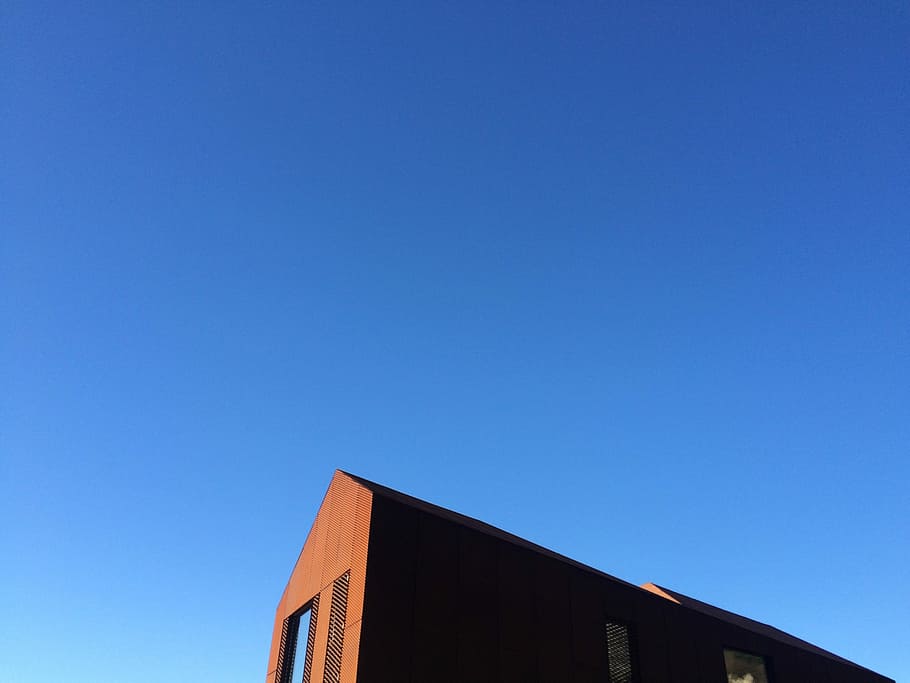 braun, Mauerhaus, Blau, Himmel, blauer Himmel, die Architektur, Gebäudehülle, gebaute Struktur, Architektur und Gebäude, keine Leute, Fenster, klarer Himmel, draußen, sonnig, kopieren sie platz, Flachwinkelansicht, Gebäude, Natur, hoher Abschnitt, Tag, Sonnenlicht, Stadt, Haus, Wohngegend, 2K