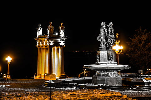 statula, lengvas postas, tamsus, naktis, architektūra, struktūrą, fontanas, šviesos, sniegas, žiemą, skulptūra, plaza, juodas fonas, patalpose, geriamojo stiklo, studija, nėra žmonių, Iš arti, dieną, šviečia, lentelė, žvakė, pobūdį, natiurmortas, skaidrus, stiklas - medžiaga, deginimas, apšvietimo įranga, konteineris, Ugnis, metalo, religija, 4K, CC0, Viešasis domenas, nemokamai
