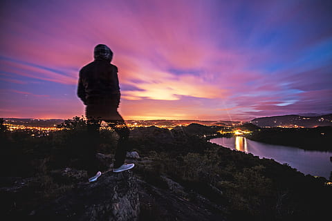 pessoa, de pé, Rocha, calma, corpo, agua, sozinho, fantasma, Garoto, luzes da cidade, panorama, Exposição longa, homem, noite, solitário, tarde, masculino, céu, por do sol, scenics - natureza, beleza na natureza, nuvem - céu, natureza, arquitetura, silhueta, uma pessoa, tranquilidade, iluminado, exterior do edifício, cena tranquila, estrutura construída, escultura, estátua, ao ar livre, 5K, CC0, domínio público, royalty free