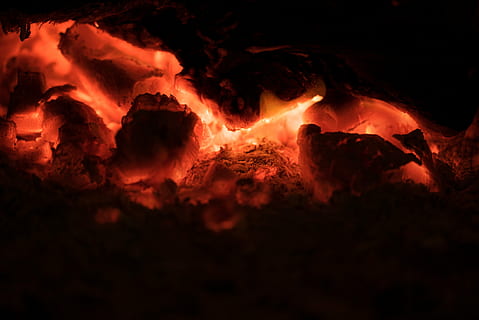 foc, vermell, flama, llar de foc, detall, carbó, brases, cremar, calor - temperatura, cremant, cap gent, nit, naturalesa, foc - fenomen natural, color taronja, brillant, moviment, lava, foguera, a l'aire lliure, registre, volcà, geologia, primer pla, fosc, que flueix, poder a la natura, 4K, CC0, domini públic, lliure de regalies