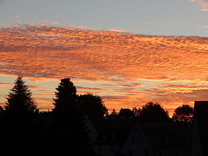efterglød, skyer, solnedgang, himmel, aftenhimmel, skyer form, Abendstimmung, vejrstemning, aften, skumring, natur, udendørs, træ, plante, orange farve, skønhed i naturen, sky - himmel, silhuet, vækst, scenics - natur, ingen mennesker, ro, rolig scene, arkitektur, idyllisk, bygget struktur, ikke-urbane scene, lav vinkel visning, 4K, CC0, offentligt domæne, royaltyfrie