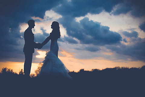 femme photo silhouette, homme, en portant, mains, silhouette, photo, mariage, des couples, herbe, nuage, ciel, foncé, le coucher du soleil, personnes, couple, gars, jeune marié, la mariée, femme, fille, tenant par la main, amour, robe, costume, deux personnes, nuage - ciel, adulte, Seulment les adultes, permanent, robe de mariée, femmes, fête, nouveau marié, couple - relation, unité, Hommes, la nature, émotion positive, un événement, en plein air, 5K
