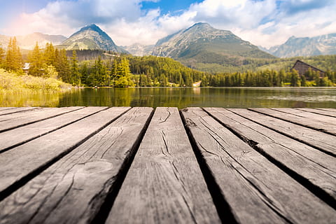 grå, flod dock, legeme, vandfotografering, baggrund, bjerg, bjerge, landskab, natur, himmel, rejse, blå, sommer, udendørs, Skov, turisme, eventyr, træ, sol, vand, solnedgang, Sky, parkere, bord, træ-, plads, træ - materiale, scenics, sky - himmel, bjergkæde, skønhed i naturen, rolig scene, sø, scenics - natur, ro, dag, ingen mennesker, boardwalk, idyllisk, mole, ikke-urbane scene, træpaneler, overflade niveau, 5K, CC0, offentligt domæne, royaltyfrie