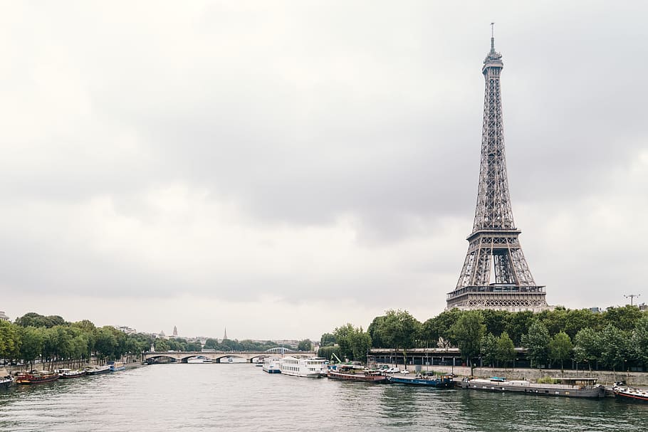 Torre Eiffel, París, paris, durant el dia, Torre Eiffel, alt, arbre, pari, riu, torre, referència, parís, França, França, lloc famós, Senyor, destinacions de viatge, cultura francesa, arquitectura, turisme, viatjar, europa, monument, ciutat, escena urbana, ciutats capital, referent internacional, turista, paisatge urbà, a l'aire lliure, vacances, ile-de-france, cel, champ-de-mars, símbol, vida de ciutat, aigua, estructura construïda, naturalesa, vaixell nàutic, transport, història, el passat, exterior de l'edifici, núvol - cel, alta - alta, embarcacions de passatgers, 4K