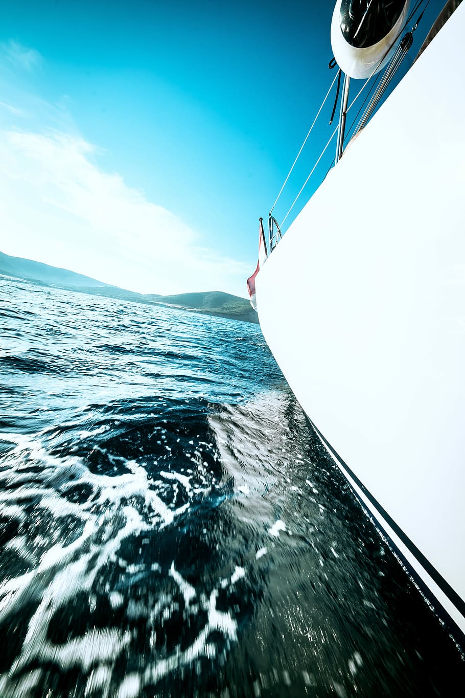 Segelboot Navigation, Segelboot, Navigation, Insel, navigieren, Segeln, Meer, Himmel, Sommer-, sonnig, Tourismus, Reise, Wasser, Wasserfahrzeug, Yacht, Kreuzfahrt, Transport, Bootsdeck, Urlaube, Welle, Blau, Abenteuer, Kreuzfahrtschiff, Segelschiff, Natur, Wind, Transportart, draußen, Geschwindigkeit, Tag, Schiffsbug, Transportmittel, Bewegung, Schiff, Szenen - Natur, keine Leute, Schönheit in der Natur, Horizont, Horizont über Wasser, Ufergegend, Luxus, Passagierfahrzeuge, 5K