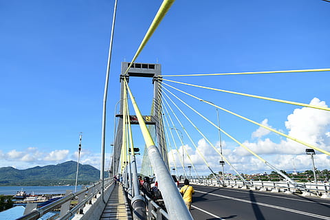 cer albastru, Manado, pod suspendat prin cablu, cer, transport, natură, zi, arhitectură, conexiune, nor - cer, pod, mijloc de transport, drum, bărbați, construită, pod - om construit, pod suspendat, albastru, oraș, apă, oameni adevărați, frânghie, în aer liber, 4K, CC0, domeniu public, fără drepturi de autor