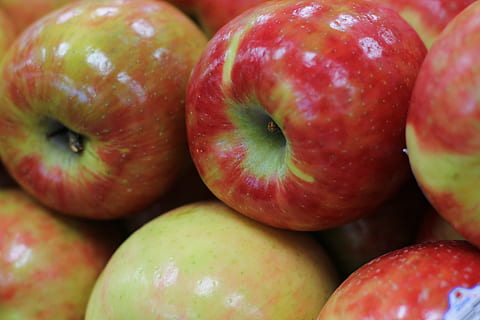 Apfel, Obst, frisch, Lebensmittel, Essen und Trinken, gesundes Essen, rot, Frische, Wohlbefinden, Nahansicht, Vollbild, Gruppe von Objekten, Hintergründe, keine Leute, reif, Apfel - Frucht, mittlere Gruppe von Objekten, Stillleben, organisch, Markt, Verkauf, sauber, 4K, CC0, gemeinfrei, lizenzfrei