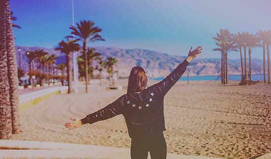 donna, diffusione, braccio, spiaggia, giorno, donne, all'aperto, persone, femmine, natura, sabbia, adulto, etnia caucasica, stili di vita, uno stile di vita sano, giovane adulto, vacanze, felicità, una persona, persone reali, albero, attività di svago, braccio umano, cielo, terra, concentrarsi sulle conoscenze acquisite, in piedi, tre quarti, pianta, braccia distese, abbigliamento casual, braccia alzate, acconciatura, 2K, CC0, dominio pubblico, privo di copyright