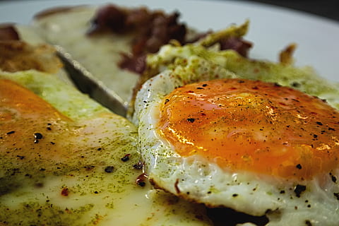 Spiegelei, Ei, Brot, Eigelb, Spiegeleier, gebraten, Ei, Brot, Lebensmittel, Essen, eng max, Eiersandwich, Frühstück, Essen und Trinken, fertig für den Verzehr, gesundes Essen, Nahansicht, Mahlzeit, Frische, drinnen, Teller, Wohlbefinden, keine Leute, Stillleben, Fleisch, Sonnenseite nach oben, selektiver Fokus, 4K, CC0, gemeinfrei, lizenzfrei