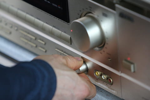 tecnica, attrezzatura, ricevitore, regolabile, acustico, ascoltare la musica, suono, musica, rompere, giocatore, prodotti elettronici, audio, mano umana, mano, parte del corpo umano, in casa, tecnologia, controllo, macchinario, lavoro, persone, avvicinamento, occupazione, pannello di controllo, attività commerciale, parte del corpo, adulto, pomello, messa a fuoco selettiva, parte della macchina, materiale elettrico, lega, premi il bottone, dito, acciaio, 5K, CC0, dominio pubblico, privo di copyright