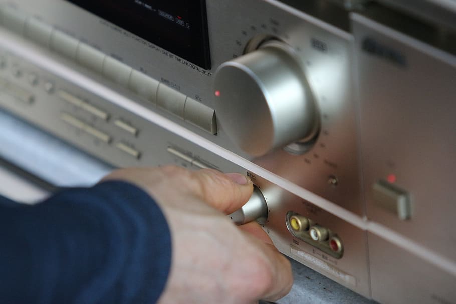 tècnica, equipament, receptor, ajustable, acústic, escoltant música, so, música, trencar, jugador, productes electrònics, àudio, mà humana, mà, part del cos humà, a l'interior, tecnologia, control, maquinària, treball, gent, primer pla, ocupació, panell de control, negocis, part del cos, adult, perilla, enfocament selectiu, part de la màquina, equipament elèctric, aliatge, polsador, dit, acer, 5K