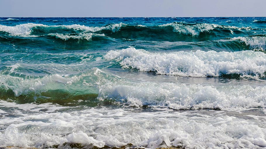 primer pla, foto, marea, onades, platja, naturalesa, vent, paisatge marí, mar, onada, bellesa a la natura, cap gent, a l'aire lliure, escenics, aigua, dia, davant del mar, esport aquàtic, esport, surf, moviment, escenics - natura, cel, esquitxades, terra, poder, poder a la natura, horitzó sobre l’aigua, que flueix, trencament, color turquesa, 4K