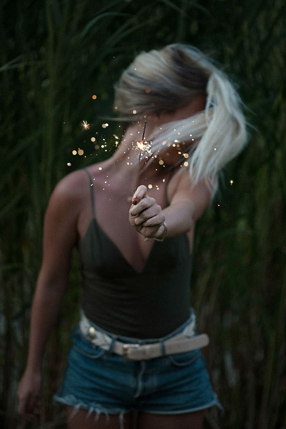donna, nero, Camicia con scollo a V a spaghetti, detenzione, sparkler, ore notturne, donna in nero, di spaghetti-strap, camicia con scollo a V, donne, all'aperto, natura, femmine, persone, una persona, giovane adulto, bellezza, estate, bellissimo, etnia caucasica, adulto, capelli biondi, foresta, sensualità, giovani donne, stili di vita, solo adulti, spaventoso, persone reali, attività di svago, in piedi, tre quarti, abbigliamento casual, concentrarsi sulle conoscenze acquisite, albero, vista frontale, terra, acconciatura, capelli, 5K