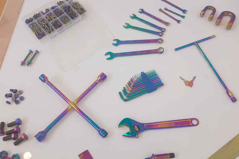verktøy, farge, hvit bakgrunn, stor gruppe gjenstander, multi farget, høy vinkel visning, innendørs, stilleben, kreativitet, ingen folk, variasjon, kontor, valg, kunst og Håndverk, utstyr, studio skudd, klemme, binders, kontorutstyr, blyant, penn, mønster, lilla, 4K