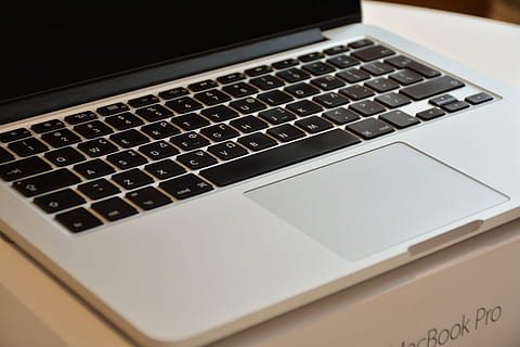 macbook, pro, doos, laptop, appel, computer, browser, Onderzoek, studie, school-, bedrijf, werk, bureau, Draadloze technologie, technologie, communicatie, verbinding, computerapparatuur, toetsenbord, detailopname, geen mensen, binnenshuis, studio opname, tekst, kopie ruimte, computer deel, brief, enkel object, zakelijke activiteiten, zilverkleurig, wereldwijde communicatie, computer sleutel, 5K, CC0, publiek domein, royaltyvrij
