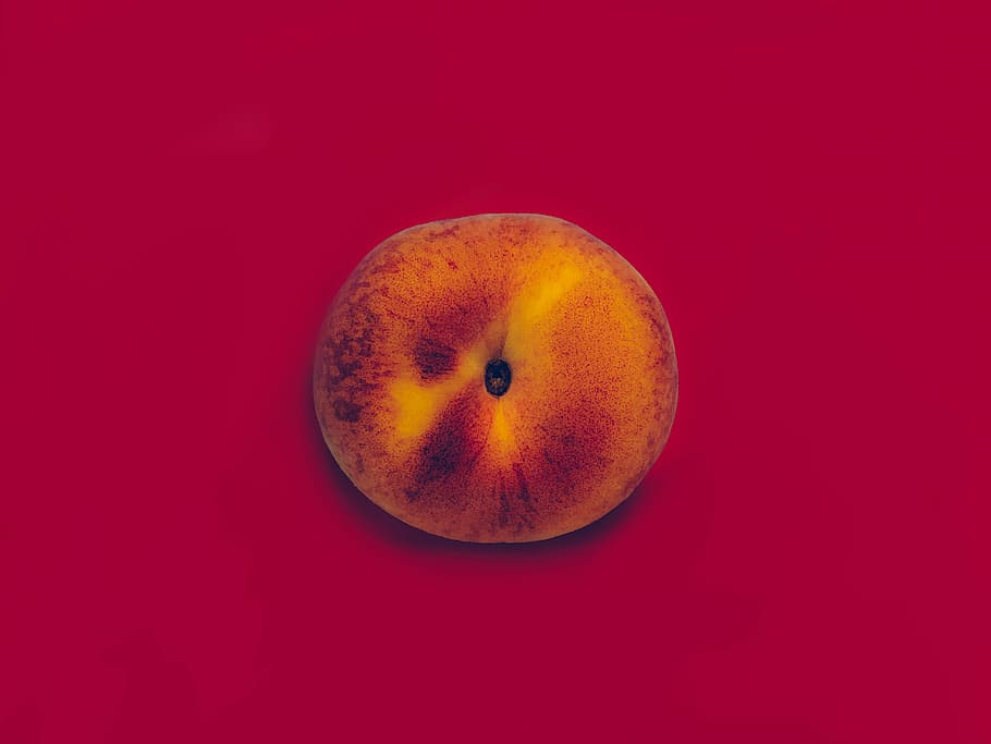 candela rotonda con frutta alla mela, decorazione ad occhi arancioni, frutta, sfondo rosso, dall'alto al basso, mangiare sano, cibo e bevande, benessere, cibo, girato in studio, sfondo colorato, freschezza, in casa, nessuno, singolo oggetto, rosso, avvicinamento, natura morta, copia spazio, ritagliare, sezione trasversale, vista dall'alto, uno stile di vita sano, maturo, viola, 4K