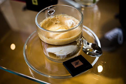 caffè, caffè espresso, bar, coppa, bevanda, tazza, bere, caffeina, cappuccino, boccale, bicchiere, tavolo, piattino, schiuma, ristorante, latte, caldo, bevanda, caffè - bevanda, latte macchiato, cibo, calore - temperatura, avvicinamento, Marrone, in casa, cibo e bevande, rinfresco, nessuno, utensile da cucina, attrezzature domestiche, cucchiaio, freschezza, natura morta, concentrarsi sulle conoscenze acquisite, vista dall'alto, vasellame, tentazione, 4K, CC0, dominio pubblico, privo di copyright