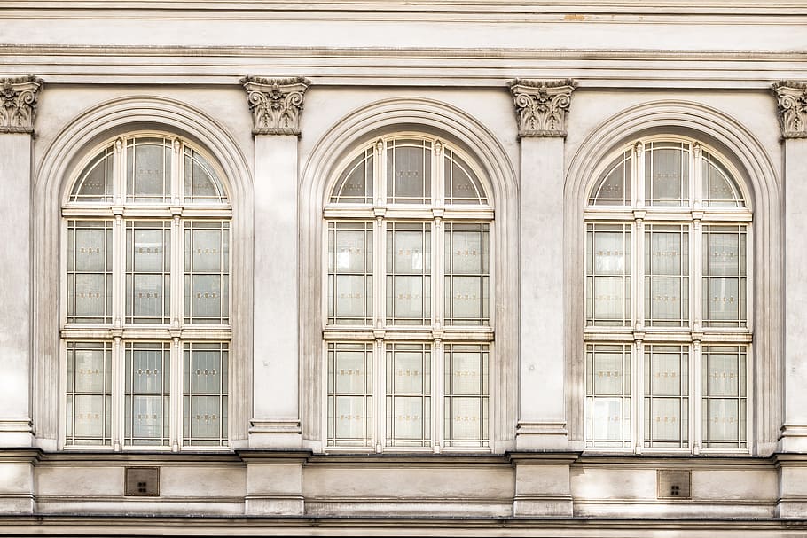 edificio in cemento bianco, edificio in cemento grigio, finestra, calcestruzzo, parete, costruzione, architettura, arco, colonna, esterno dell'edificio, facciata, struttura costruita, architettura ed edifici, vecchio, vecchio stile, nessuno, all'aperto, giorno, Entrata, porta, città, il passato, storia, caratteristica della parete, modello, ornato, vetro - materiale, sfondi, 2K