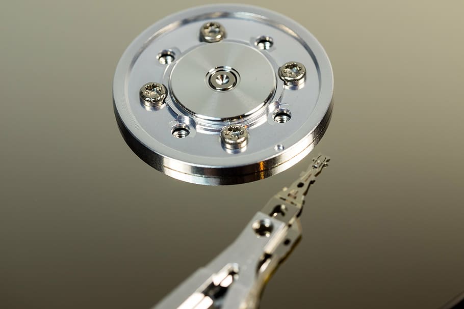 disc dur, hdd, maquinari, ordinador, disc, macro, botiga de dades, tecnologia, llegir caps, funcionament interior, component, xip, això, caps magnètics, sata, pissarra, digital, processament de dades, placa base, caps d’impressió, emmagatzematge de dades magnètiques, dades, tallar, llapis, edp, detall, xip de memòria, metall, brillant, a l'interior, cercle, reflexió, forma geomètrica, primer pla, cap gent, forma, color plata, tir de l'estudi, connexió, equipament, plata - metall, compartiment d’emmagatzematge, gris, còpia espai, fons de colors, crom, luxe, netejar, 4K