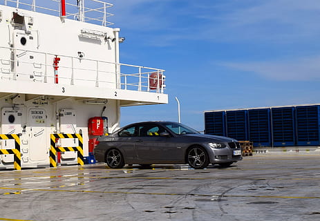 BMW, Schiff, Deck, Schiffsdeck, Fähre, Autofähre, Reise, See, Meer, Wasser, Transportmittel, Transport, die Architektur, Kraftfahrzeug, Auto, gebaute Struktur, Gebäudehülle, Landfahrzeug, Himmel, Tag, Natur, Stadt, Gebäude, Blau, Straße, Sonnenlicht, draußen, Schutz, Besetzung, Sicherheit, Rad, 2K, CC0, gemeinfrei, lizenzfrei