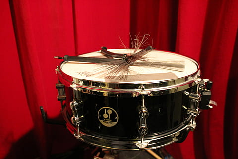 tamburo, musica, strumenti, vortice, drum - percussion instrument, strumento musicale, cultura artistica e intrattenimento, piatto, rosso, strumento a percussione, in casa, attrezzatura musicale, prestazione, palcoscenico, batteria, stage - spazio per le prestazioni, avvicinamento, tenda, concentrarsi sulle conoscenze acquisite, metallo, nessuno, bacchetta del tamburo, musica rock, 5K, CC0, dominio pubblico, privo di copyright