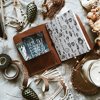 brun bogholder, fladlejrfotografering, album, ved siden af, bånd tape, grankogle, Bestil, flatlay, briks, dekoration, jul, høj vinkel visning, stilleben, ingen mennesker, indendørs, bord, direkte over, variation, stor gruppe af objekter, offentliggørelse, ferie, valg, metal, Brun, juledekoration, mønster, tæt på, tekst, mad og drikke, boks, kasse - container, jul ornament, læder, 2K, CC0, offentligt domæne, royaltyfrie