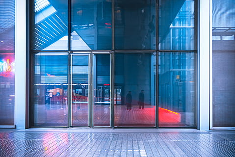 reflexió, dos, homes, caminar, paret de vidre, porta del panell de vidre, edifici, vidre, finestra, gent, vidre - material, arquitectura, modern, estructura construïda, ciutat, exterior de l'edifici, exterior d’edifici d’oficines, entrada, oficina, negocis, porta, cap gent, transparent, a l'aire lliure, il·luminat, dia, façana, districte financer, 4K, CC0, domini públic, lliure de regalies