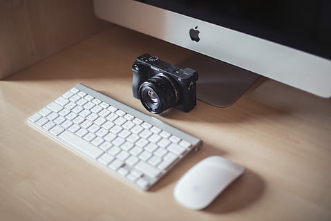 dslr, neben, Apple Magic Keyboard, Maus, schwarz, DSLR-Kamera, Tastatur, Schreibtisch, Computer, Technologie, Kamera, Büro, Mac, Arbeitsplatz, imac, Desktop, spiegellos, Sony, Fotografie-Themen, Computer Tastatur, Kamera - Fotoausrüstung, kabellose Technologie, Kommunikation, Tabelle, Computerausrüstung, Fotoausrüstung, Möbel, drinnen, Objektiv - optisches Instrument, High Angle View, Verbindung, Laptop, Nahansicht, keine Leute, modern, Digitalkamera, Spiegelreflexkamera, 5K, CC0, gemeinfrei, lizenzfrei