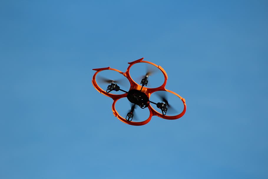 quadcopter vermell, drone, objecte volador, model, controlat remotament, rotors, multicopter, cel, blau, cel clar, vista d’angle baix, còpia espai, naturalesa, cap gent, dia, a l'aire lliure, cercle, forma, vermell, llum solar, forma geomètrica, directament a sota, assolellat, metall, disseny, art i artesania, tallar, 2K