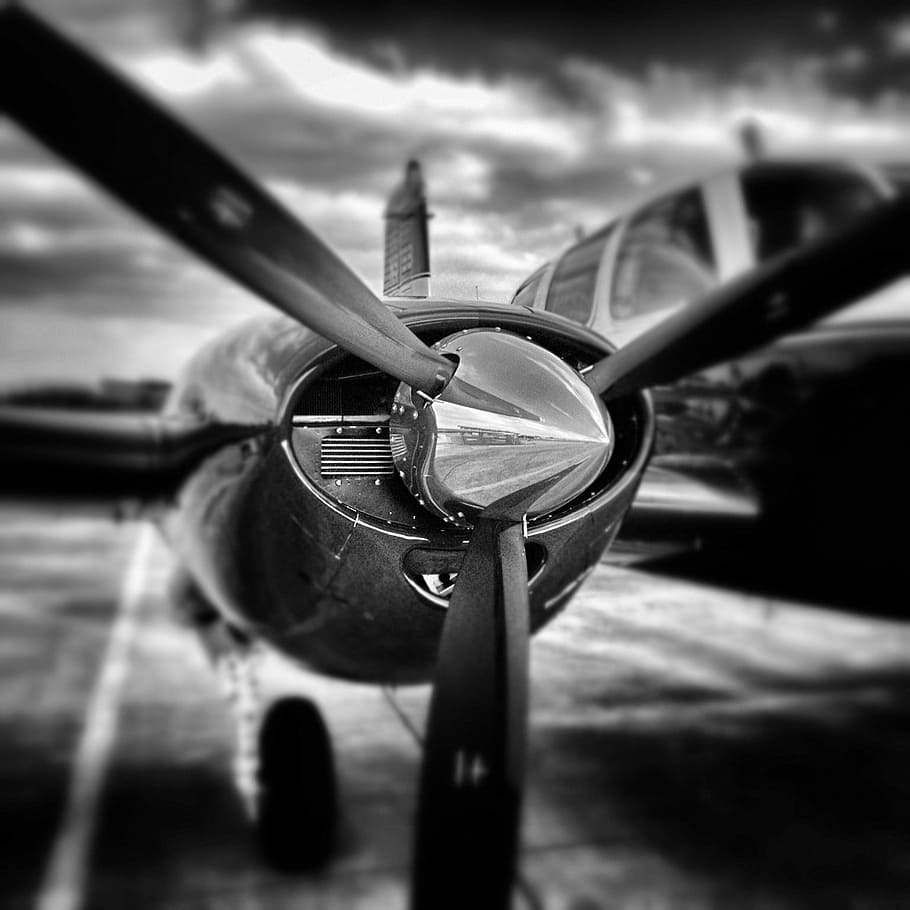 Graustufenfoto, Flugzeugpropeller, Graustufen, Foto, Flugzeug, Propeller, Schwarz und weiß, altmodisch, Retro-Stil, keine Leute, draußen, Tag, Nahansicht, Himmel, Ölpumpe, Fokus auf den Vordergrund, Transport, wolke - himmel, Natur, selektiver Fokus, Luftfahrzeug, Ventilator, Wasserfahrzeug, Transportmittel, die Architektur, Wasser, gebaute Struktur, Elektrolüfter, 720P