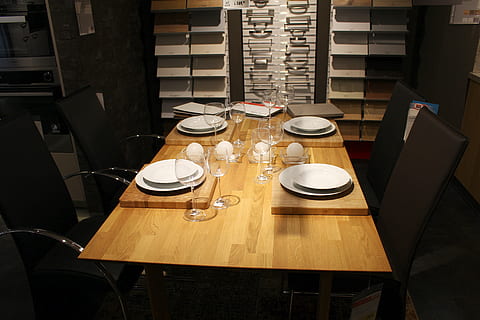 stół obiadowy, dekoracja, zastawa stołowa, pokryty, stół, siedzenie, krzesło, restauracja, wewnątrz, płyta, wyposażenie domu, jedzenie i picie, oprawa, ustawienie miejsca, drewno - materiał, żadnych ludzi, brak, meble, szklanka, szkło, naczynie kuchenne, naczynie do jedzenia, biznes, szkło - materiał, nóż stołowy, pusty talerz, porcelana, zamówienie, 5K, CC0, domena publiczna, darmowe zdjęcia