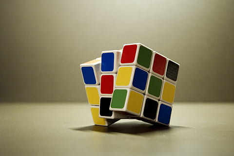 3x3 Zauberwürfel, Zauberwürfel, Spiel, Lösung, Würfel, Puzzle, rubiks, lösen, Idee, Erfolg, Bauklotz, mehrfarbig, drinnen, Spielzeug, Studioaufnahme, keine Leute, Stillleben, Tabelle, Würfelform, Nahansicht, Geometrische Figur, gestalten, Entspannung, Block, grau, Design, Wahl, Auftrag, 2K, CC0, gemeinfrei, lizenzfrei