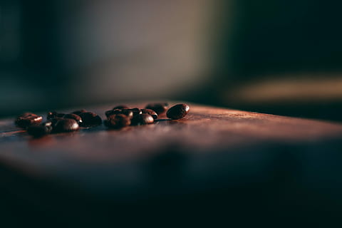 selettivo, foto di messa a fuoco, chicchi di caffè, semi neri, Chicco di caffe, caffè, fagiolo, arrostito, Marrone, fotografia di cibo, canone, verde, blu, rosso, bokeh, cibo e bevande, messa a fuoco selettiva, cibo, frutta, avvicinamento, mangiare sano, nessuno, in casa, freschezza, frutti di bosco, benessere, natura morta, tavolo, legno - materiale, singolo oggetto, giorno, seme, copia spazio, grande gruppo di oggetti, buio, caffeina, 5K, CC0, dominio pubblico, privo di copyright