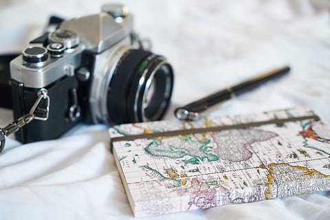 gammel, notesbog, kort, Bestil, ferie, legetøj hobbyer, Foto, fotografering, kamera, rejse, navigator, journalist, sne, ingen mennesker, dag, tæt på, indendørs, fotografering temaer, kamera - fotografisk udstyr, selektiv fokusering, teknologi, retning, vejledning, fotografisk udstyr, eventyr, digitalt kamera, udforskning, pas, pen, papir, 5K, CC0, offentligt domæne, royaltyfrie