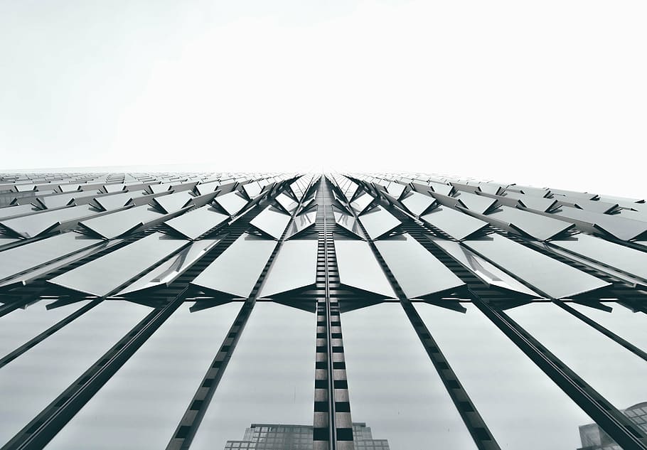 baix, fotografia d'angle, de gran alçada, edifici, arquitectura, infraestructura, cel, gratacels, torre, vidre, reflexió, estructura construïda, modern, negocis, exterior de l'edifici, futurista, edifici d'oficines, metall, vista d’angle baix, cap gent, dia, naturalesa, alta - alta, cel clar, a l'aire lliure, patró, directament a sota, ciutat, connexió, còpia espai, acer, aliatge, 2K