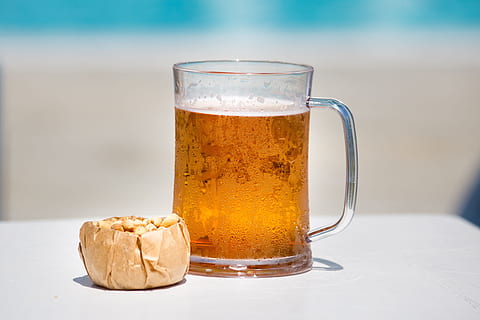 verano, piscina, cerveza, vacaciones, cerveza - alcohol, beber, lager, alcohol, bebida espumosa, vaso de pinta, de cerca, pub, jarra, vaso, comida y bebida, nadie, Fondo blanco, refresco, mesa, comida, vaso de cerveza, frescura, adentro, equipo doméstico, naturaleza muerta, completo, foto de estudio, bocadillo, jarra - jarra, tentación, 2K, CC0, dominio público, libre de derechos