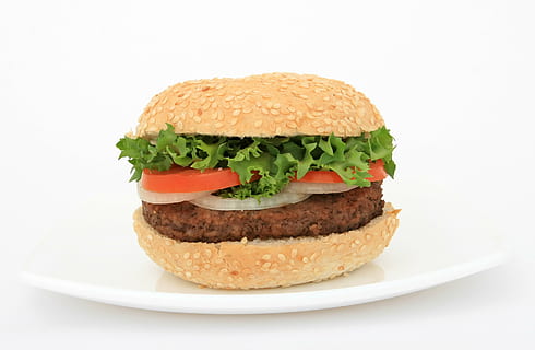 Hamburger, biały, płyta, apetyt, wołowina, chleb, kok, burger, kalorie, ser, kolor, gotowanie, pyszne, dieta, obiad, danie, jedzenie, szybki, tłuszczowy, świeży, zdrowie, zdrowy, głodny, odosobniony, soczysty, sałata, światło, załadowany, Mayo, majonez, usta, odżywianie, otyłość, cebula, pieprz, restauracja, Sałatka, Sól, kanapka, serwowane, przekąska, lato, pomidor, pomidory, niezdrowy, warzywa, podlewanie, pełnoziarnisty, jedzenie i picie, fast food, warzywo, niezdrowe jedzenie, posiłek, Gotowy do jedzenia, mięso, studio strzał, owoc, białe tło, odetnij, żadnych ludzi, cheeseburger, restauracja fast food, jedzenie na wynos, mielona wołowina, 2K, CC0, domena publiczna, darmowe zdjęcia