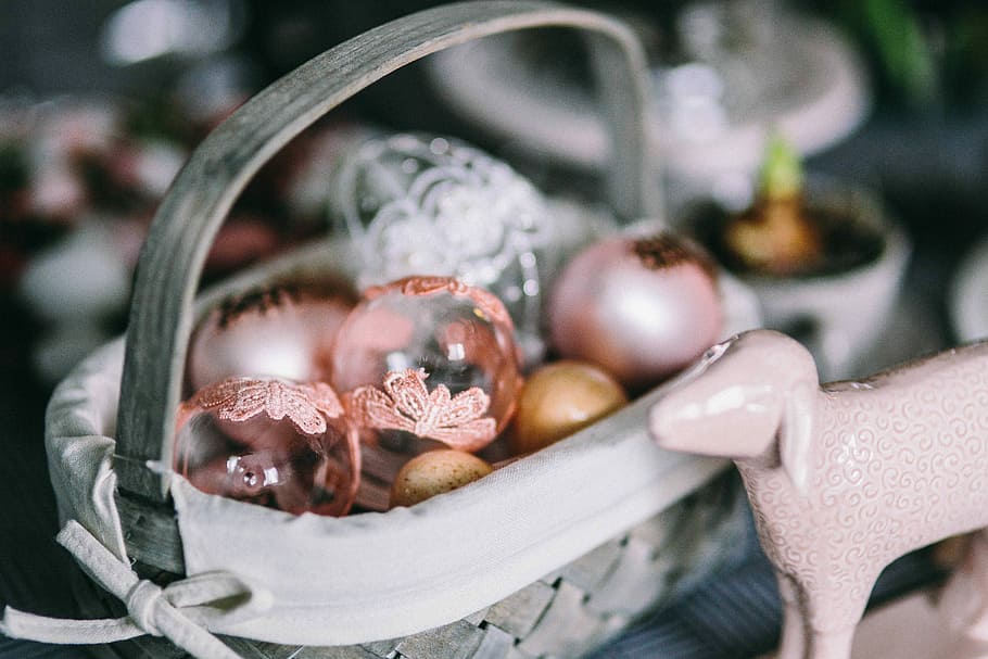 taula de sopar rodona, decorat, motius de pasqua, rodó, sopar, taula, Pasqua, motius, gris, vacances, decoracions, celebració, menjar, decoració, primer pla, cap gent, dia, a l'interior, temperatura de fred, menjar i beguda, frescor, centrar-se en primer pla, alimentació saludable, part del cos humà, benestar, mà, fruita, mà humana, enfocament selectiu, contenidor, flor, una persona, natura morta, 5K