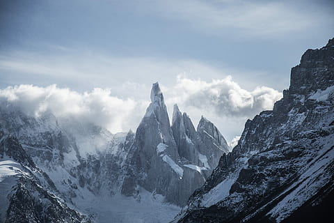 la neve, coperto, montagna, giorno, foto, nube, roccia, picco, vertice, cresta montuosa, snowcap, catena montuosa, natura selvaggia, natura, cielo blu, snowscape, nuvola - cielo, cielo, scenics - natura, bellezza nella natura, inverno, temperatura fredda, paesaggio, ambiente, la tranquillità, scena tranquilla, picco di montagna, scena non urbana, terra, nessuno, all'aperto, montagna innevata, 5K, CC0, dominio pubblico, privo di copyright