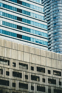 edifici pintat de blanc, arquitectura, edifici, infraestructura, gratacels, torre, exterior de l'edifici, modern, estructura construïda, exterior d’edifici d’oficines, ciutat, negoci corporatiu, façana, negocis, oficina, finestra, cap gent, vista d’angle baix, marc complet, vidre - material, dia, a l'aire lliure, fons, reflexió, patró, vida de ciutat, govern, districte financer, 5K, CC0, domini públic, lliure de regalies