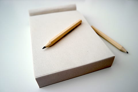 dos llapis marrons, llapis, Bloc de notes, nota, paper, oficina, escriptori, escriure, en blanc, quadern, missatge, coixinet, negocis, educació, treballar, pàgina, tir de l'estudi, cap gent, instrument d’escriptura, a l'interior, natura morta, subministrament d’oficina, senzillesa, fons blanc, primer pla, ploma estilogràfica, bolígraf, comunicació, correu electrònic, carta, còpia espai, vista d’angle alt, correspondència, 5K, CC0, domini públic, lliure de regalies